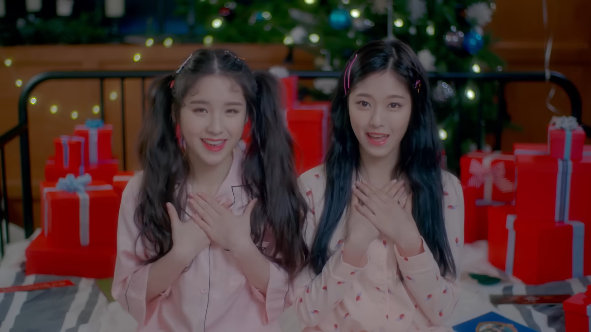 Heejin and Hyunjin wearing pajamas.